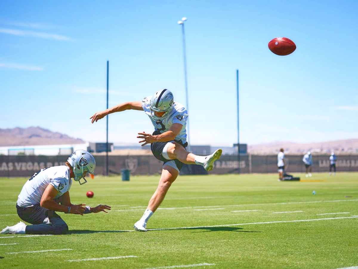 WATCH: “Best kicker in the NFL!” – Raiders’ Daniel Carlson’s MASSIVE kick for a 62-yard FG against the Cowboys gets LAUDED on social media
Las Vegas Raiders