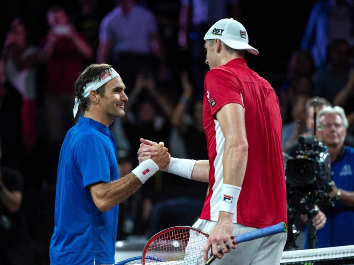 Roger Federer(L) and John Isner(L) 