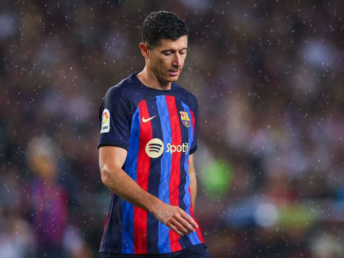 “He’ll be back stronger”- Barcelona fans react to Robert Lewandowski’s injury, which will keep him out of action El Clasico