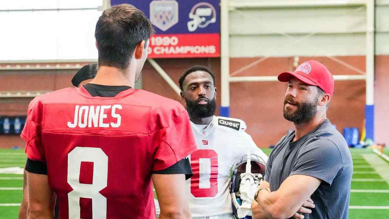 “Literally mingling with the opps” – Patriots icon Julian Edelman catches heat on social media for hanging out with Daniel Jones at Giants’ training camp