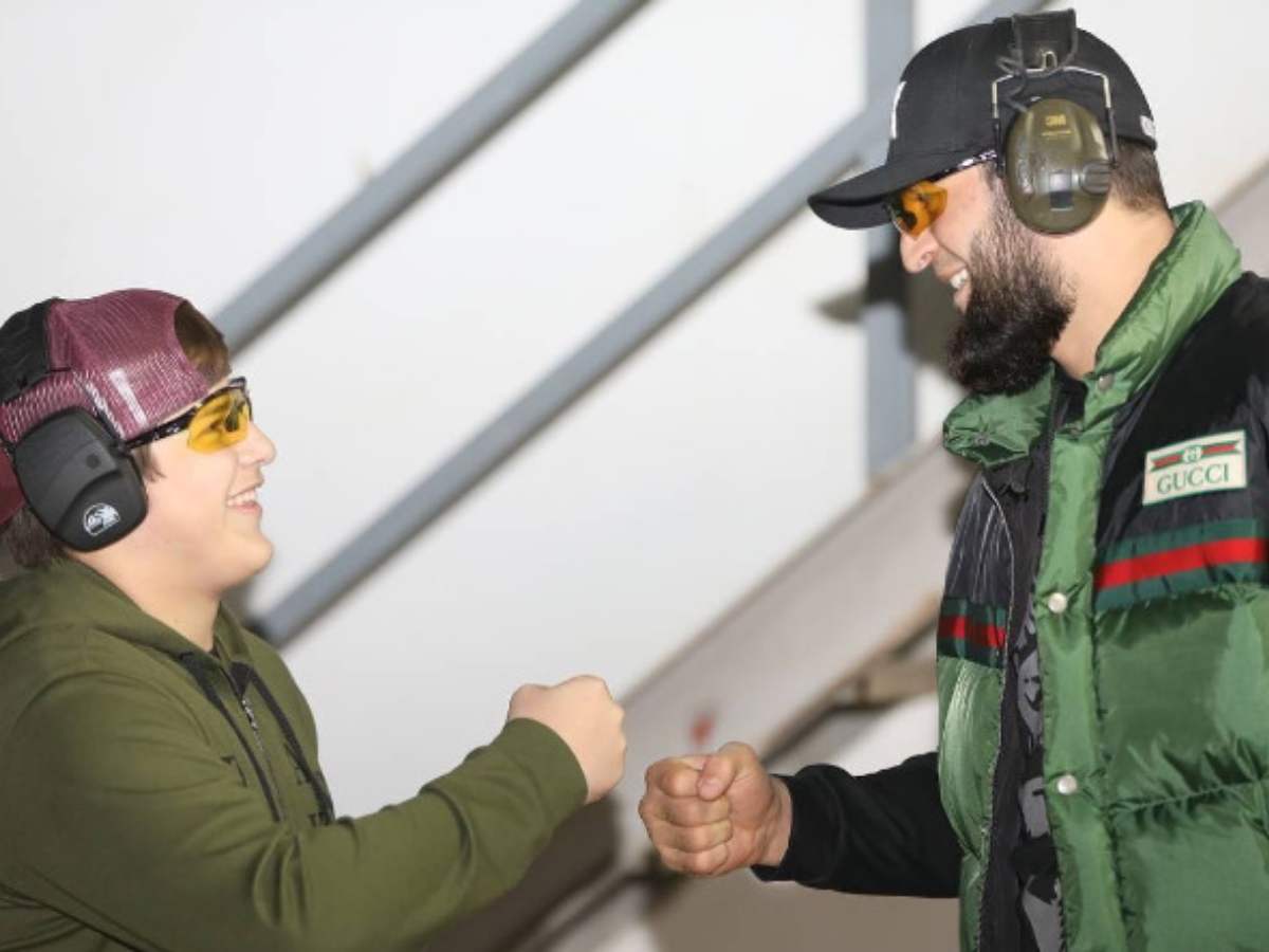 “Won’t be surprised if he’s banned from fighting” – Fans outrage as Khamzat Chimaev ‘babysits’ Chechen warlord Ramzan Kadyrov’s son amidst fight drought