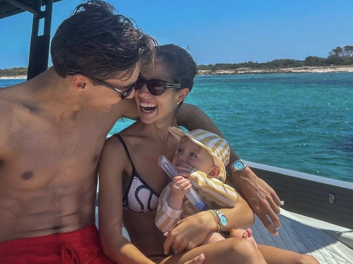 “Bet they never paid for them”- Fans react as George Russell and girlfriend Carmen Mundt flaunt matching Rolexes on summer getaway