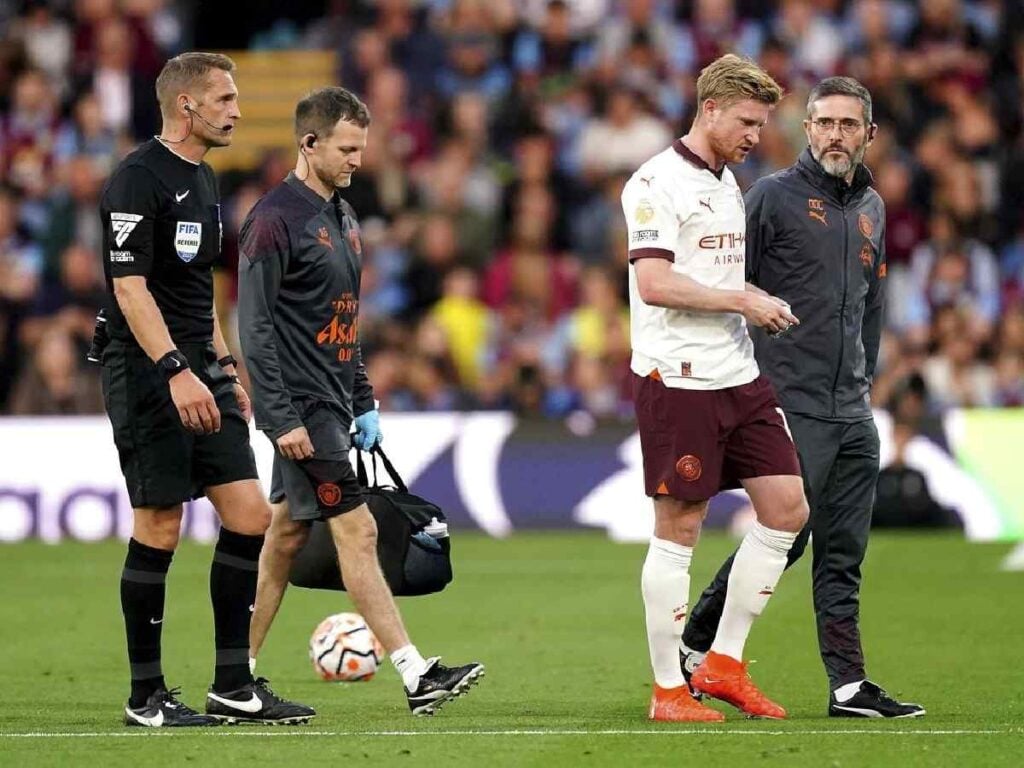 Kevin De Bruyne is limped off the pitch with ManCity's medical staff during matchday 1 (Source: Getty)