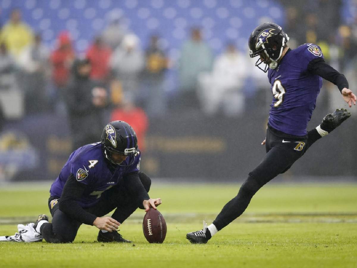 WATCH: Justin Tucker runs for aid as a HUGE fight breaks down between Ravens and Commanders during joint practice