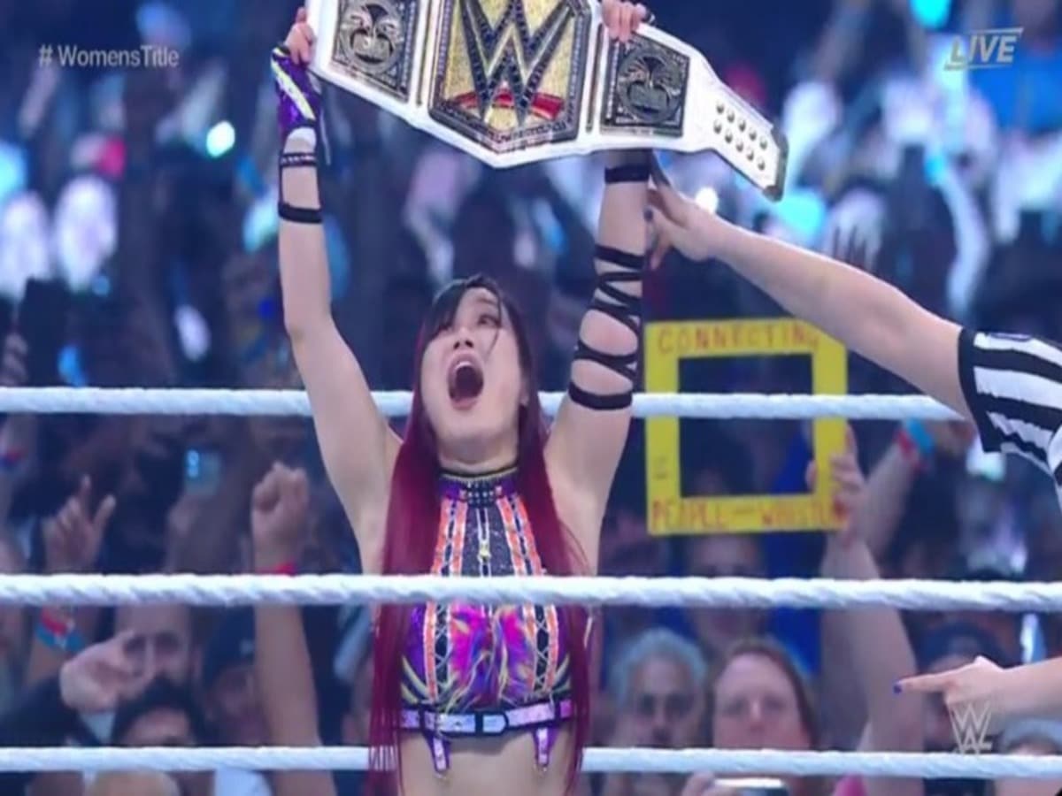 WATCH: Detroit crowd erupts as Iyo Sky finally cashes in her Money in the Bank contract on injured Bianca Belair to win WWE Women’s Championship at SummerSlam.