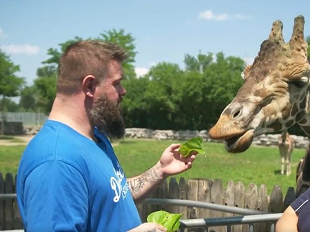 WATCH: Injured Kevin Owens fed Giraffe as he took a calming trip to Detroit Zoo before SummerSlam to sooth his anger