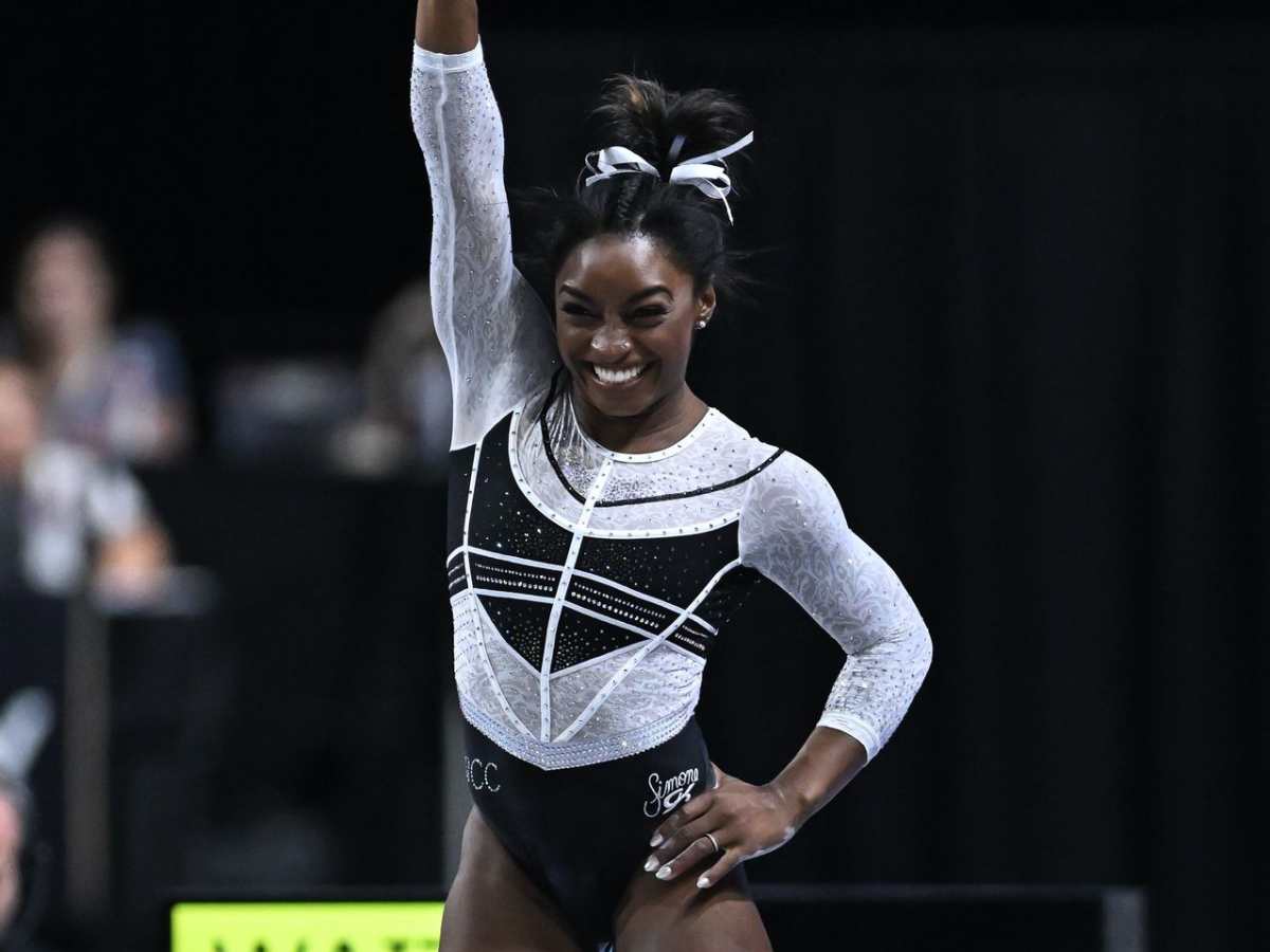 Simone Biles romancing the rings again