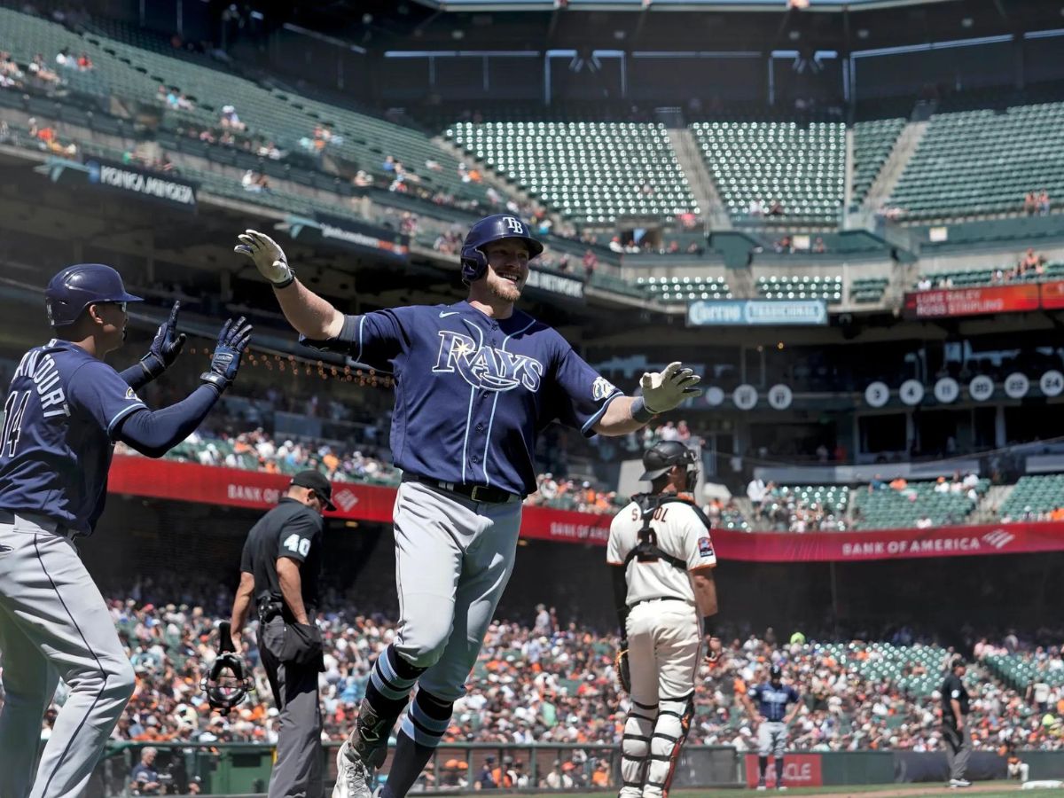 “How the f*** did it skip like that” – MLB Twitter STUNNED as Rays’ Luke Raley records UNIQUE inside-the-park home run against SF Giants