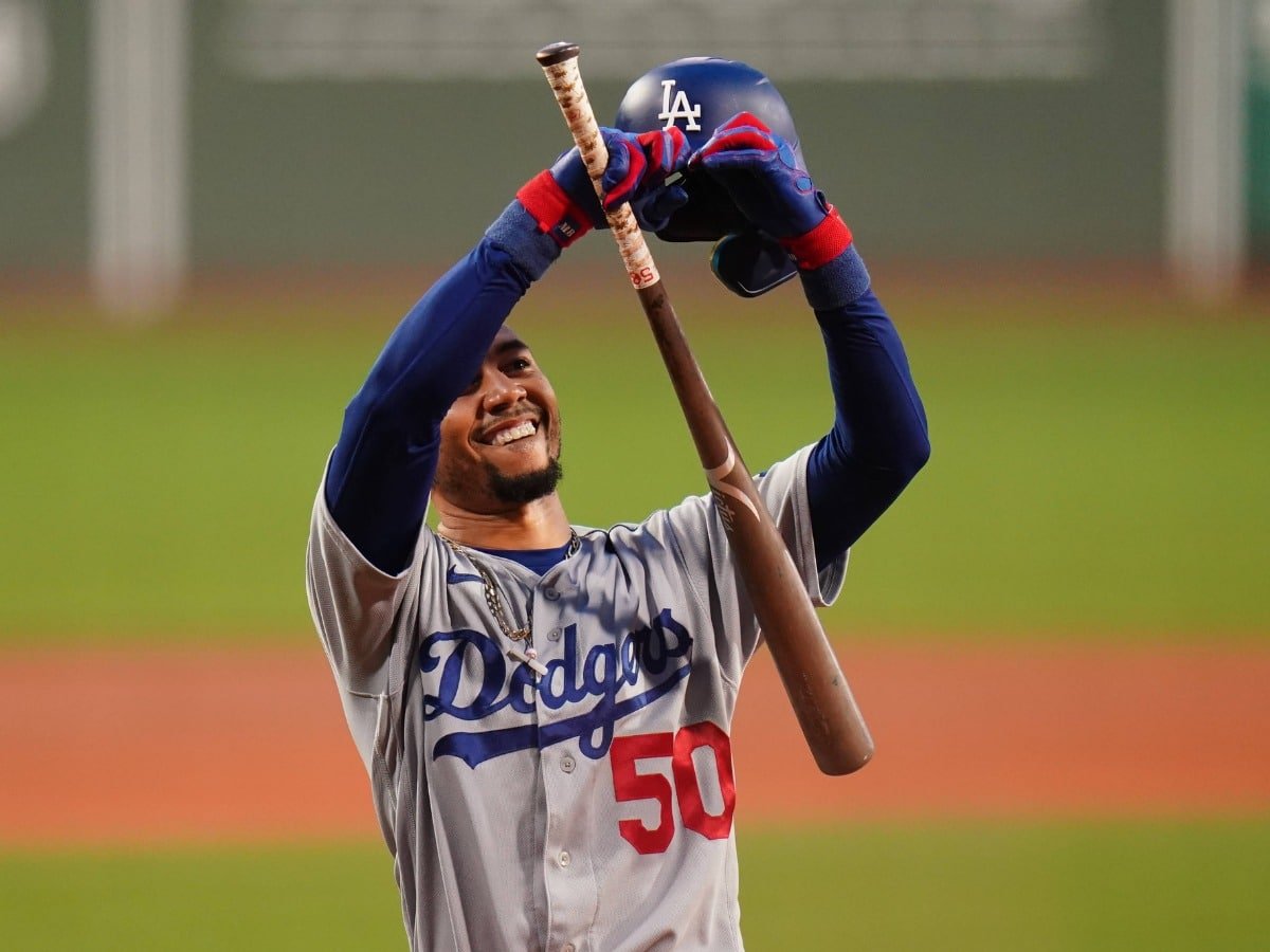 “Red Sox’ legend” – MLB Twitter reacts as Mookie Betts receives huge APPLAUSE at return to Fenway Park