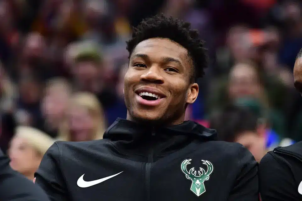 Lakers star FIRES WARNING to Giannis Antetokounmpo after disrespectful trolling from Bucks superstar