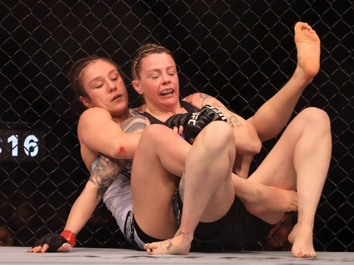 Alexa Grasso fighting