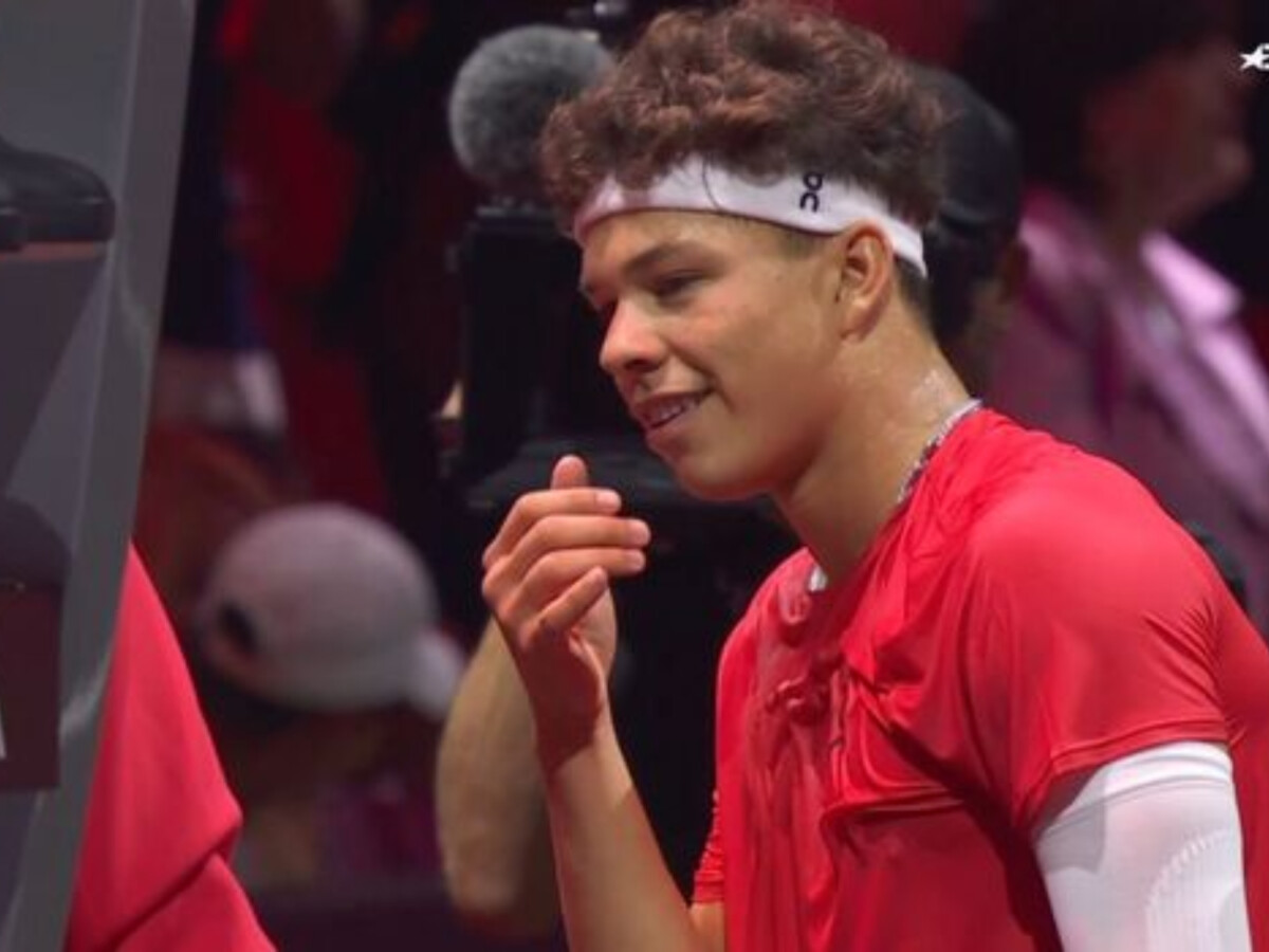 Ben Shelton does a phone call celebration in Laver Cup 2023.