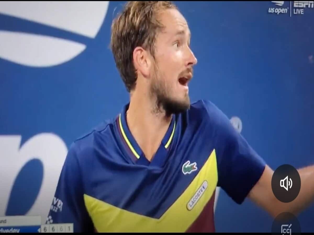 WATCH: Fan sends a flying kiss to Daniil Medvedev after the Russian ...