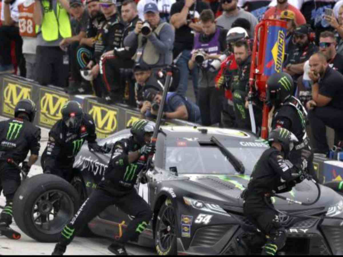 JGR pit crews