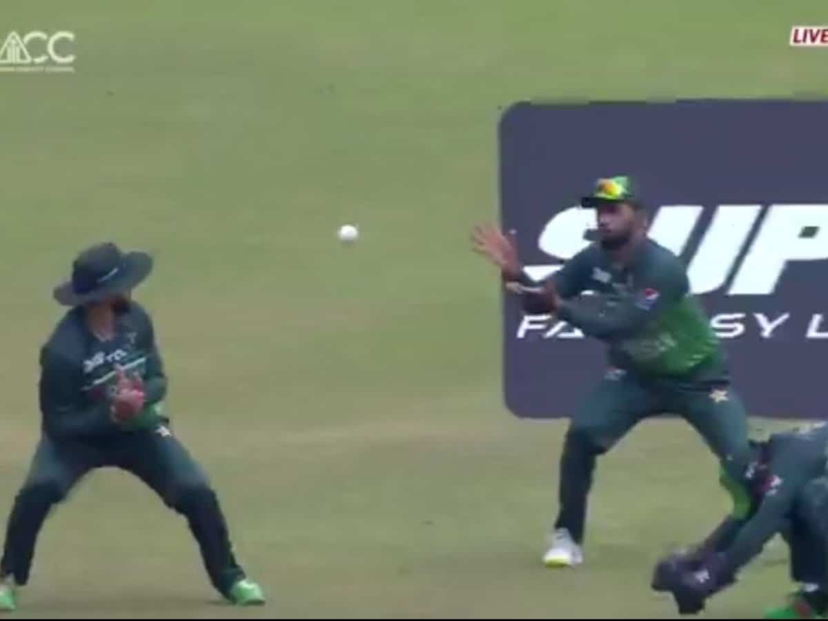 “Peak Pakistan”- Netizens MOCK Pakistan’s another hilarious fielding error after they leave a catch