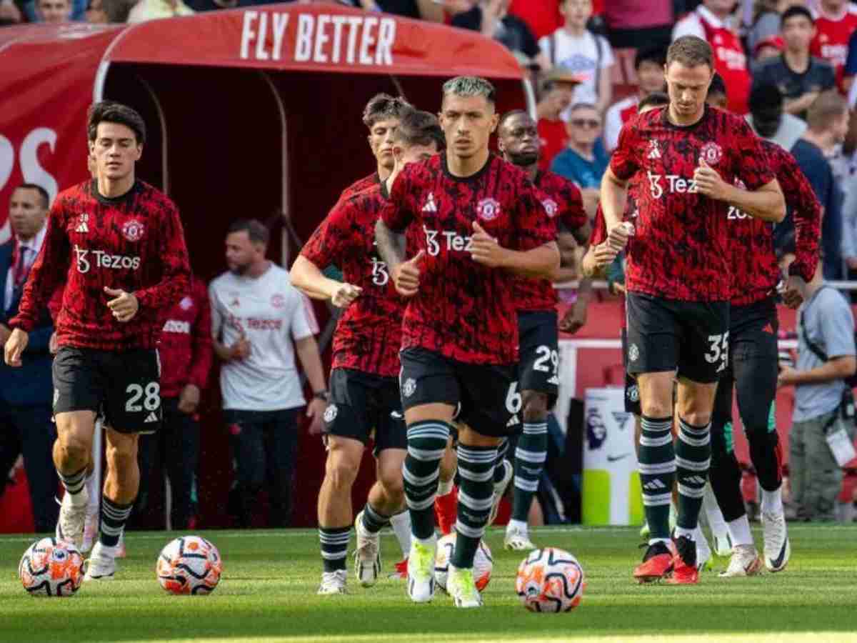 (L-R) Facundo Pellestri, Lisandro Martinez, Jonny Evans.