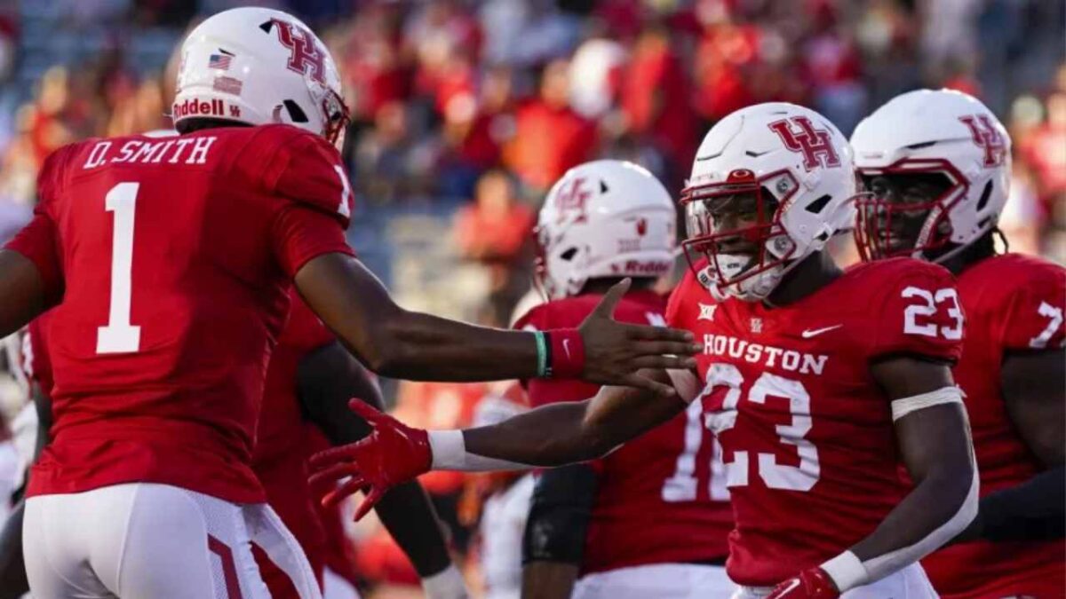 WATCH: Houston Cougars offensive lineman Reuben Unije continues to play after vomiting a bucket on field
