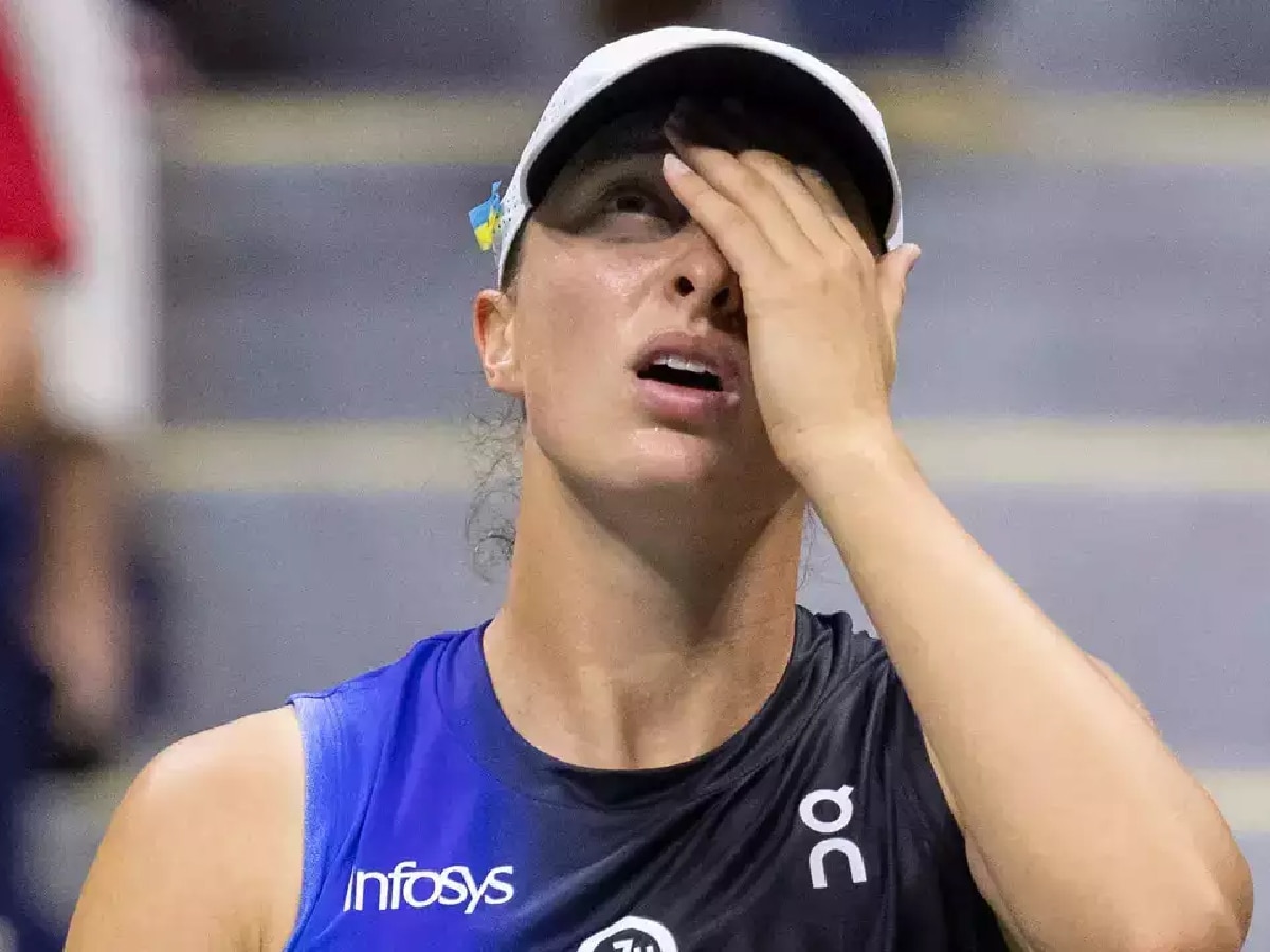 “She’s such a bum” – Iga Swiatek gets TORCHED on social media following her humiliating loss against Jelena Ostapenko once again at US Open