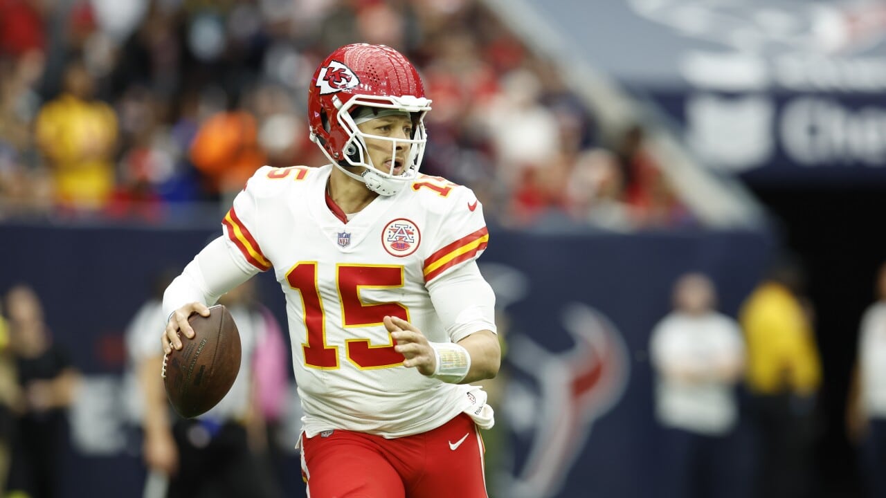 “Get him some help” – NFL Twitter feels sorry for Patrick Mahomes who looked visibly upset with his wide receivers after multiple drops