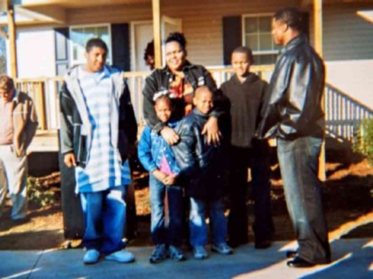 Warrick Dunn (left) handing the keys of their new home to the Watson family (via Twitter)