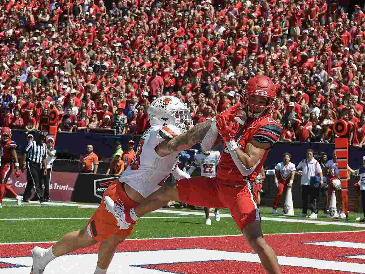 WATCH: “Why so serious?” – Kobe Singleton celebrates pick-6 by hilariously donning a joker mask against Bowling Green
Liberty Flames
