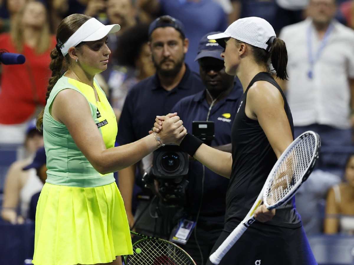 WATCH: Jelena Ostapenko apologizes to an ‘upset’ Polish media representative after knocking Iga Swiatek out of the US Open