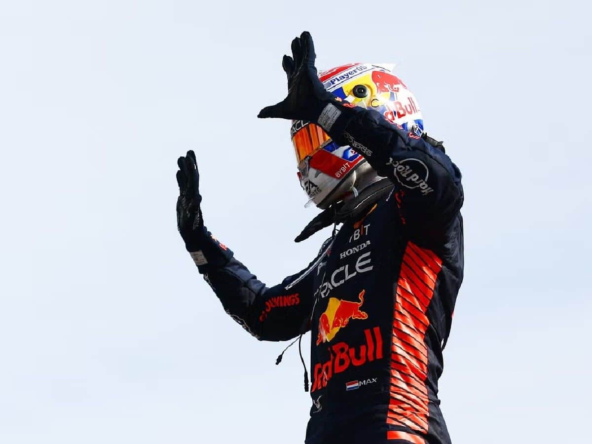 Max Verstappen raising his ten figures after winning his tenth consecutive race in F1.