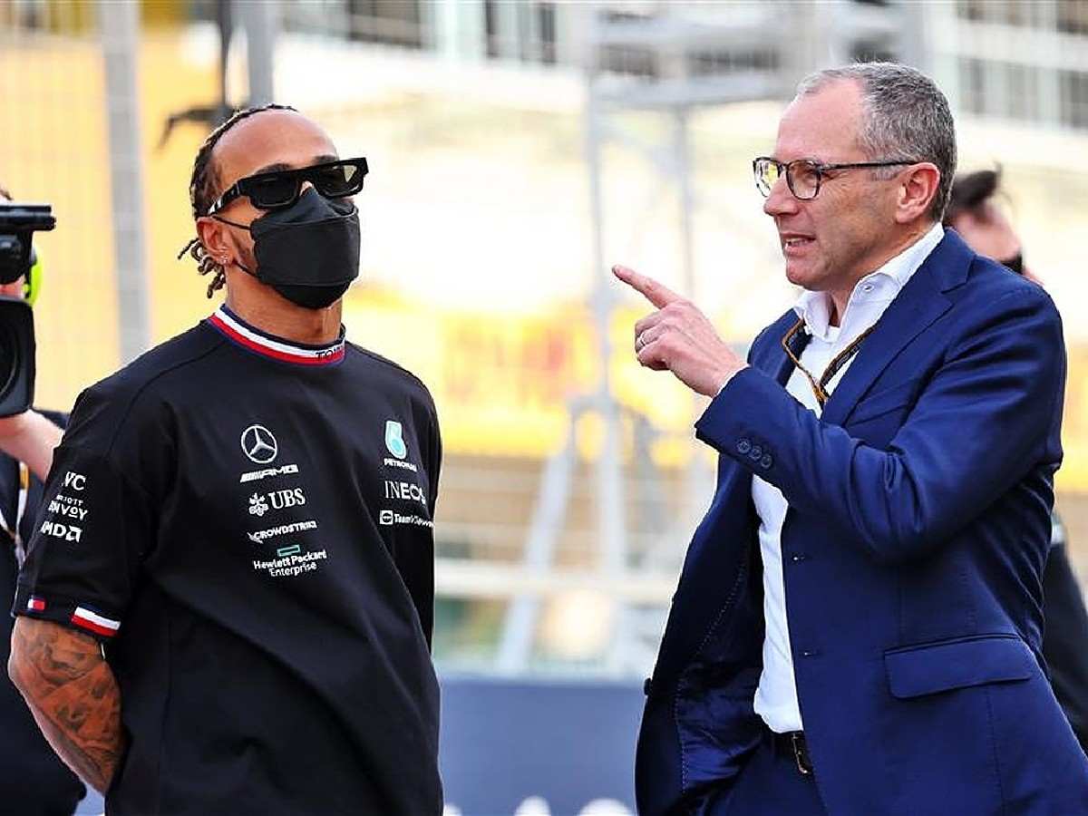 Lewis Hamilton and Stefano Domenicali (via Planet F1)