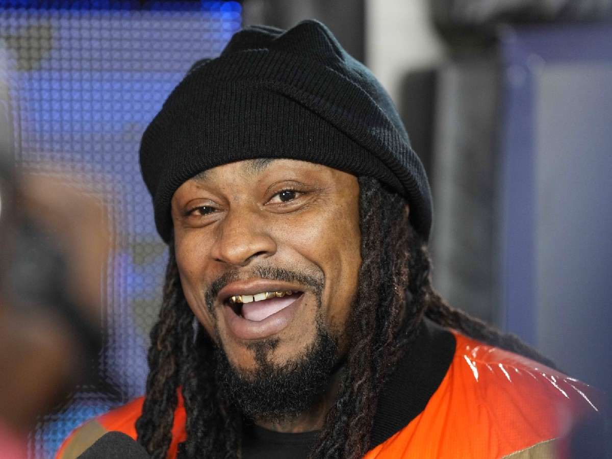 WATCH: “How many f***king hands you got baby?” – Marshawn Lynch left STUNNED after learning how to milk a cow with Amish people
