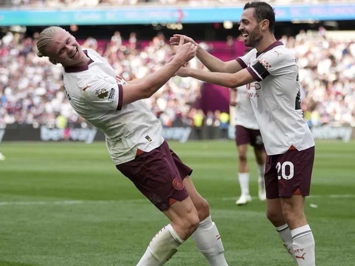 Erling Haaland and Bernardo Silva celebrating after City's 3rd Goal at the London Stadium. 