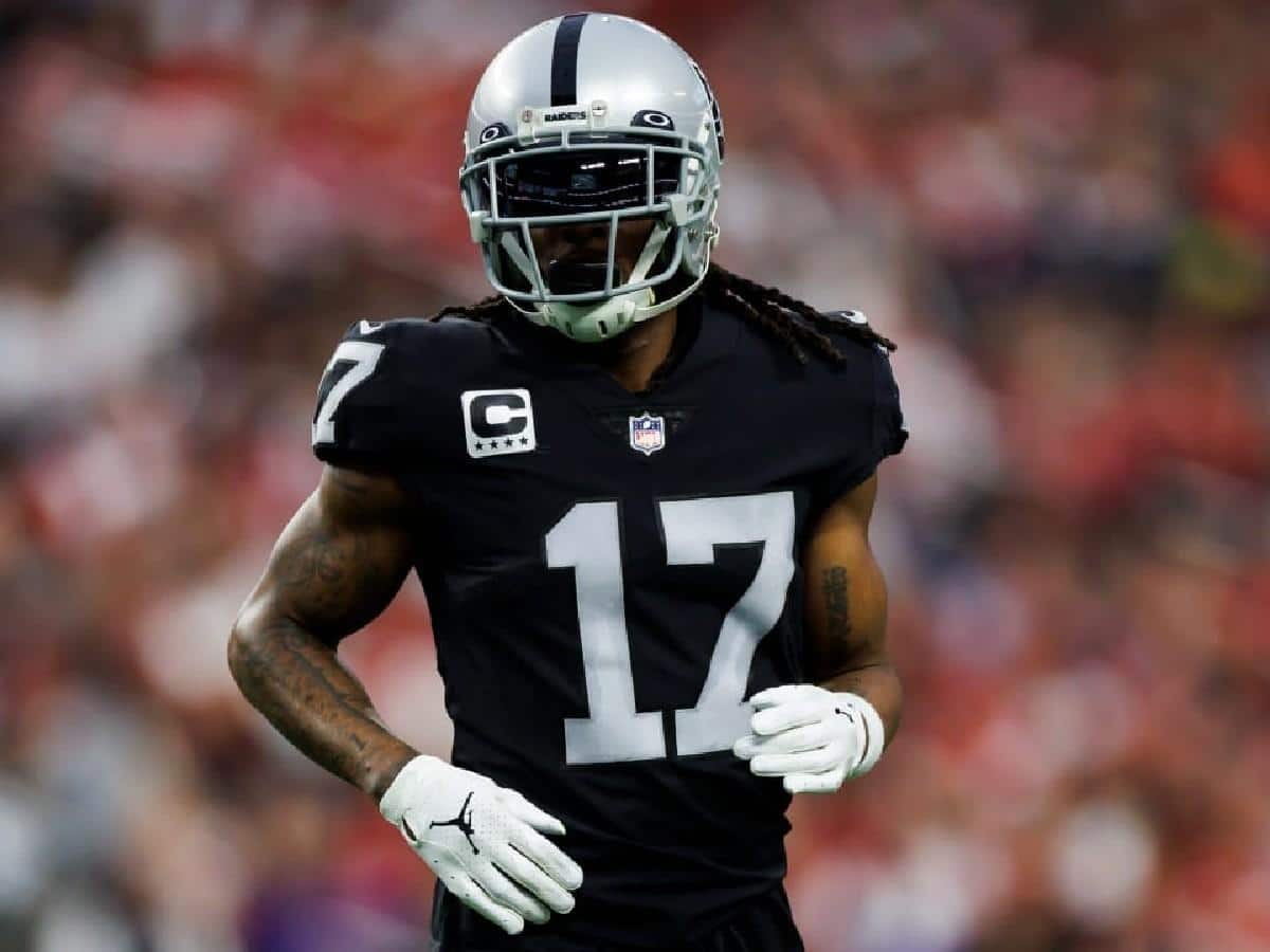 “Needs to be fined and suspended” – Raiders WR Davante Adams getting unnecessarily hit resulting in alleged concussion has a strong social media upsurge demanding justice
Las Vegas Raiders