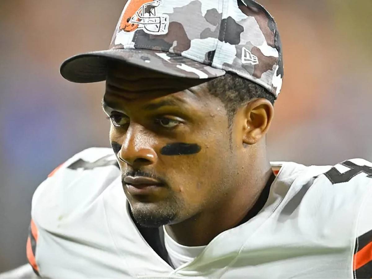 WATCH: “Why wasn’t he ejected?” – Deshaun Watson not getting duly penalized for pushing an official aside against the Steelers confuses fans on social media
