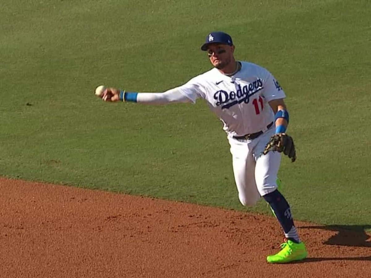 WATCH: Miguel Rojas records HILARIOUS moment in Dodgers-Giants game, pauses interview to make sharp play