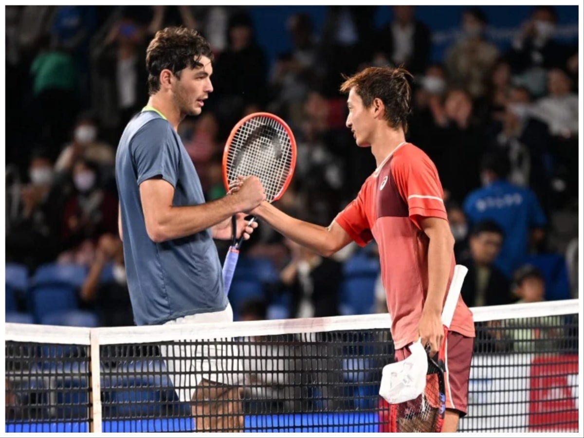 WATCH: Shintaro Mochizuki stuns defending champ Taylor Fritz with a stunning overhead passing shot as he dumps the American out of the Japan Open 