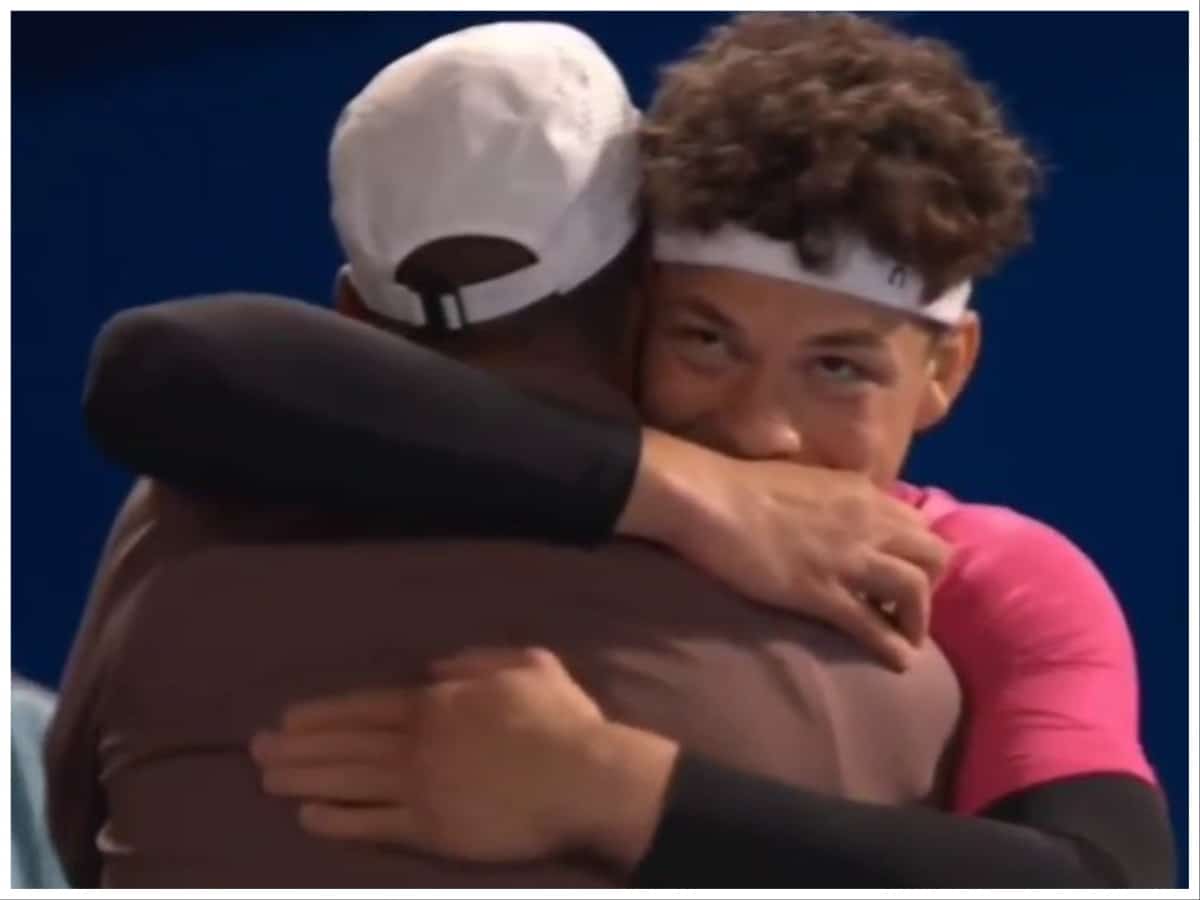 WATCH: Ben Shelton shares an EMOTIONAL hug with his father after claiming first ATP title in Tokyo