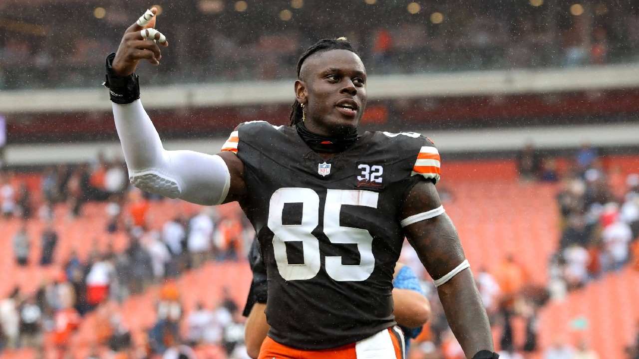 Browns David Njoku faces burn injuries to face and arms during firepit incident, joins QB Deshaun Watson on the injury report