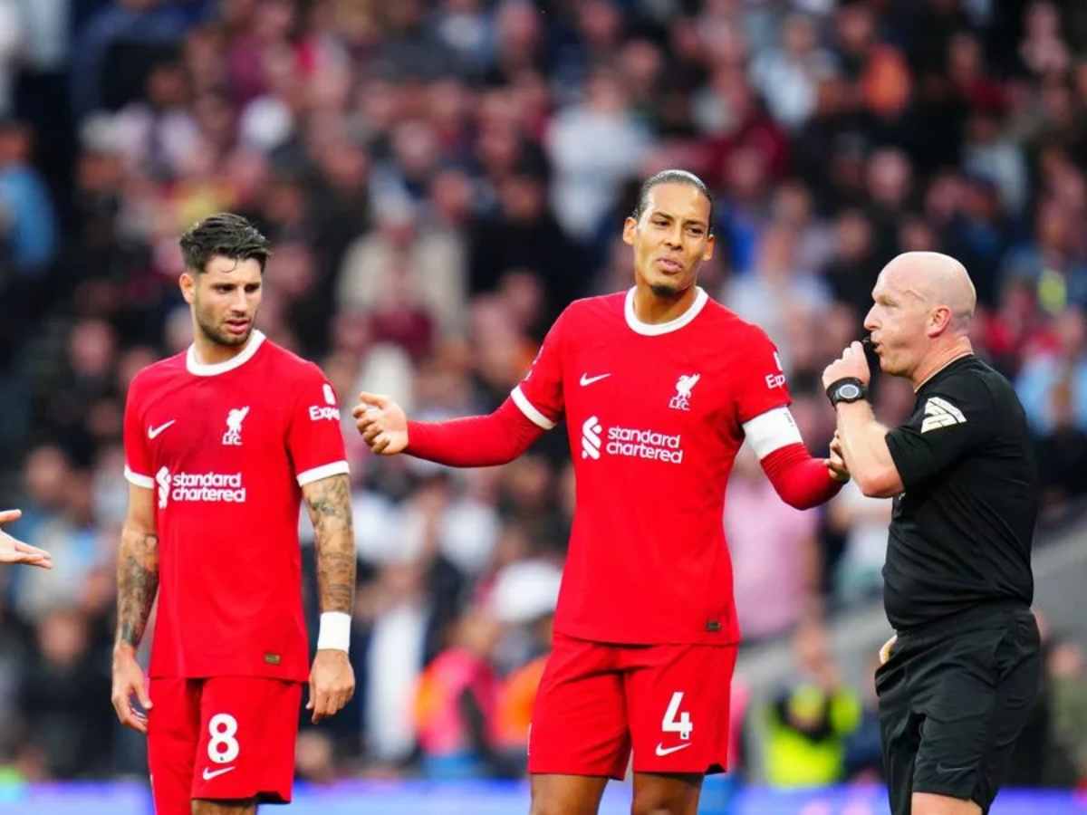 Liverpool players unhappy with the decision. 