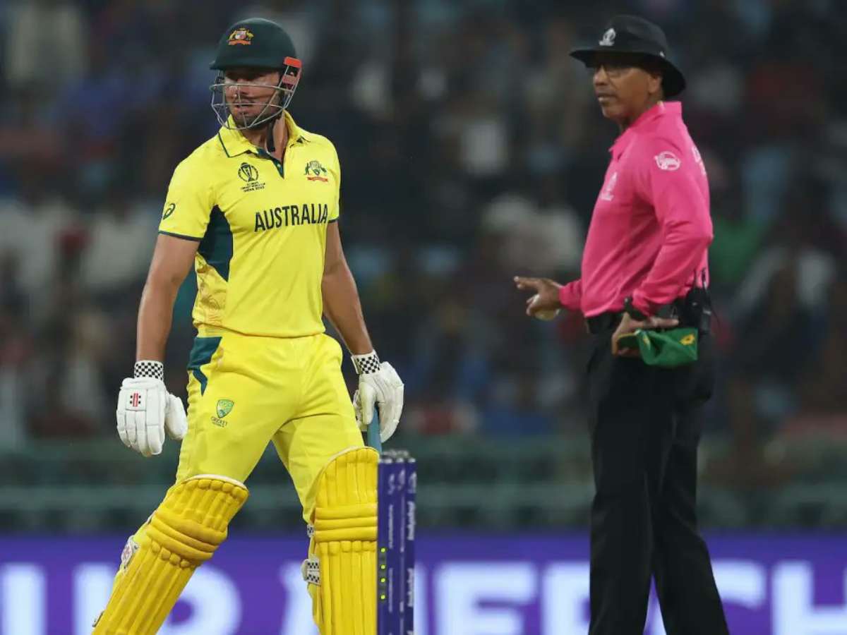 Netizens call out third umpire after controversial decision dismisses Marcus Stoinis and Steve Smith against South Africa