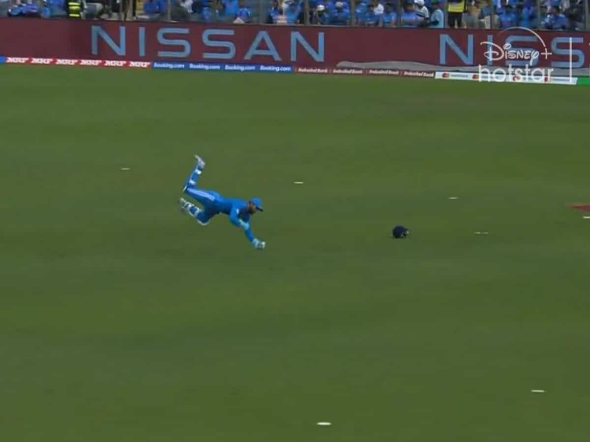 "Catch Of the Tournament"- Netizens erupt as KL Rahul plucks one-handed FLYING stunner to dismiss Mehidy Hasan Miraj