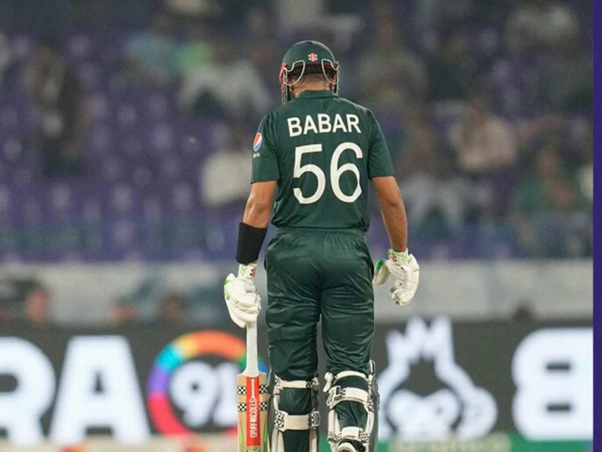 “How he became no 1 odi batsman??”- Netizens slam Babar Azam for another failure in World Cup match against Australia