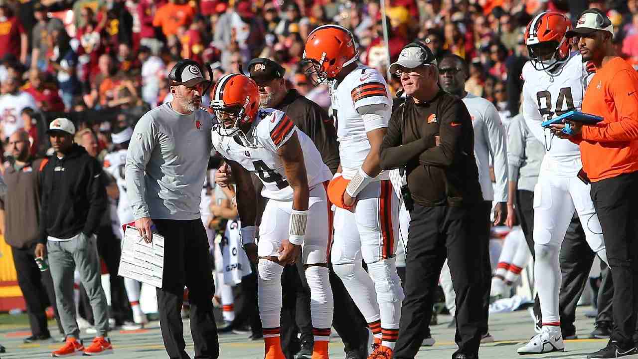 Browns HC Kevin Stefanski strangely puts Deshaun Watson under the bus for not playing against the Ravens despite being cleared medically