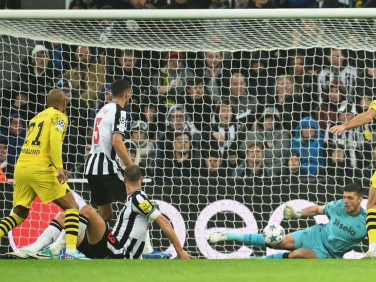 Nick Pope trying to Save Dortmund's shot