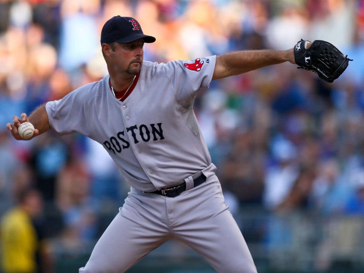 Boston Red Sox’s beloved pitcher Tim Wakefield SHATTERS records, but succumbs to brain cancer at the age of 57