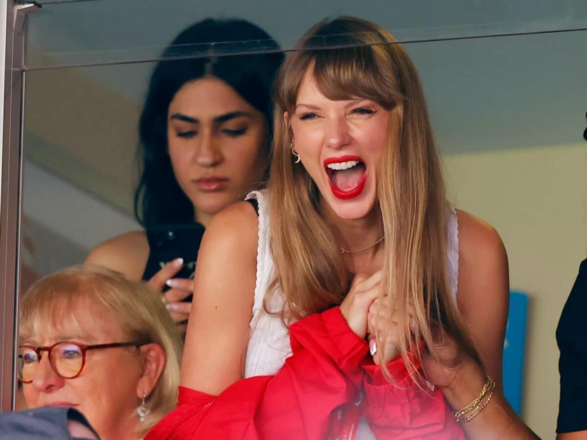 Taylor Swift reacts to the Travis Kelce and Chiefs game 