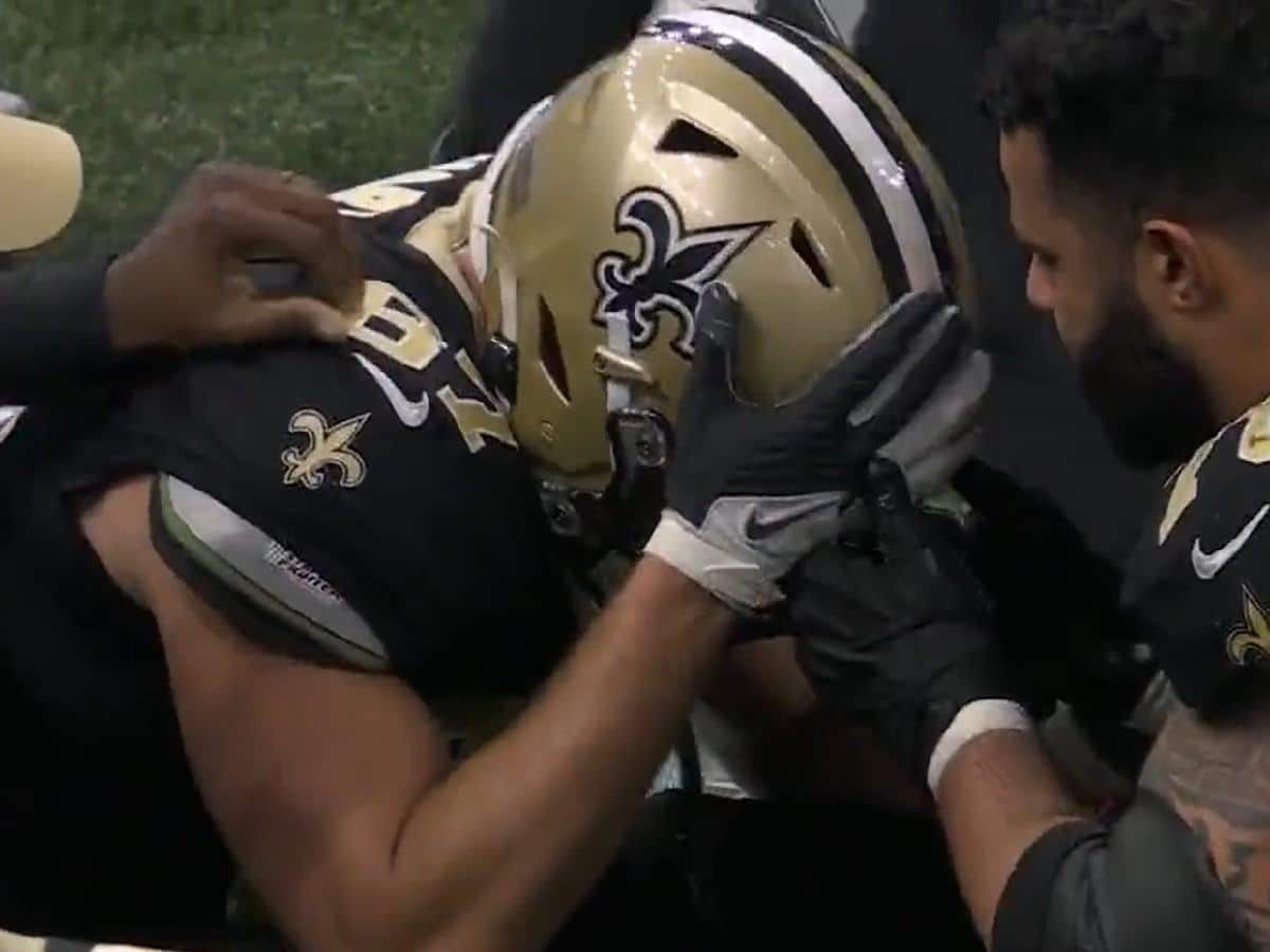 WATCH: ‘Heartbroken’ Foster Moreau gets consoled by his teammates on the sidelines after he dropped an ‘easy’ game-tying TD catch