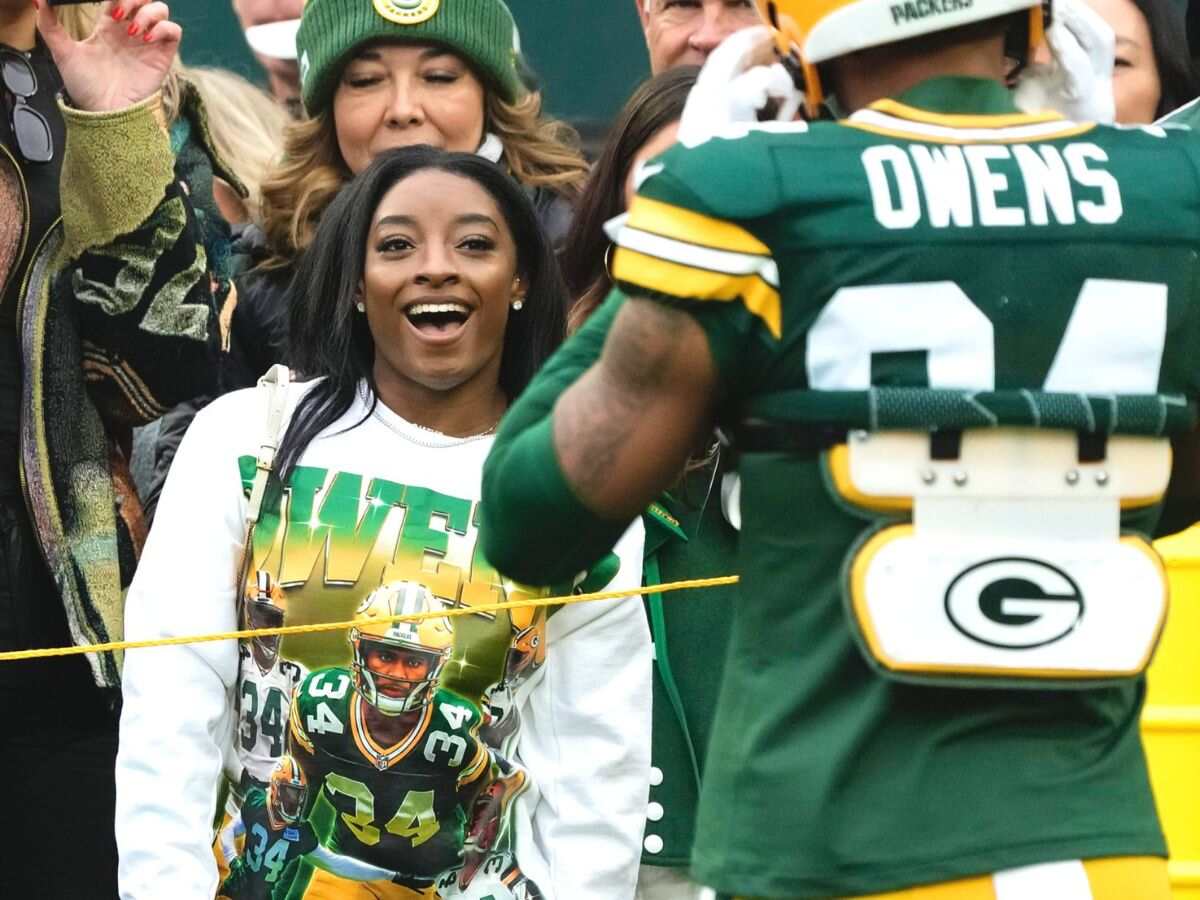 4x Olympic gold medalist Simone Biles SUPPORTS husband Jonathan Owens while donning green and gold during Packers-Vikings game