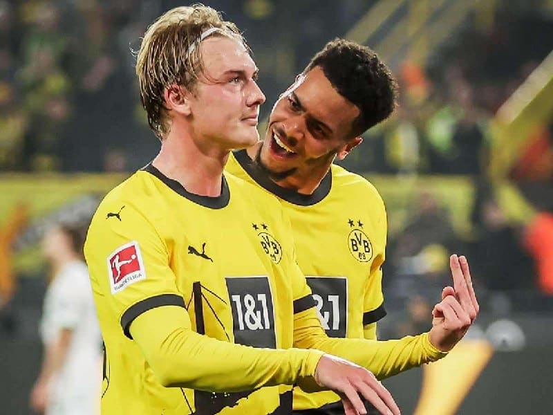 Brandt after scoring for Dortmund