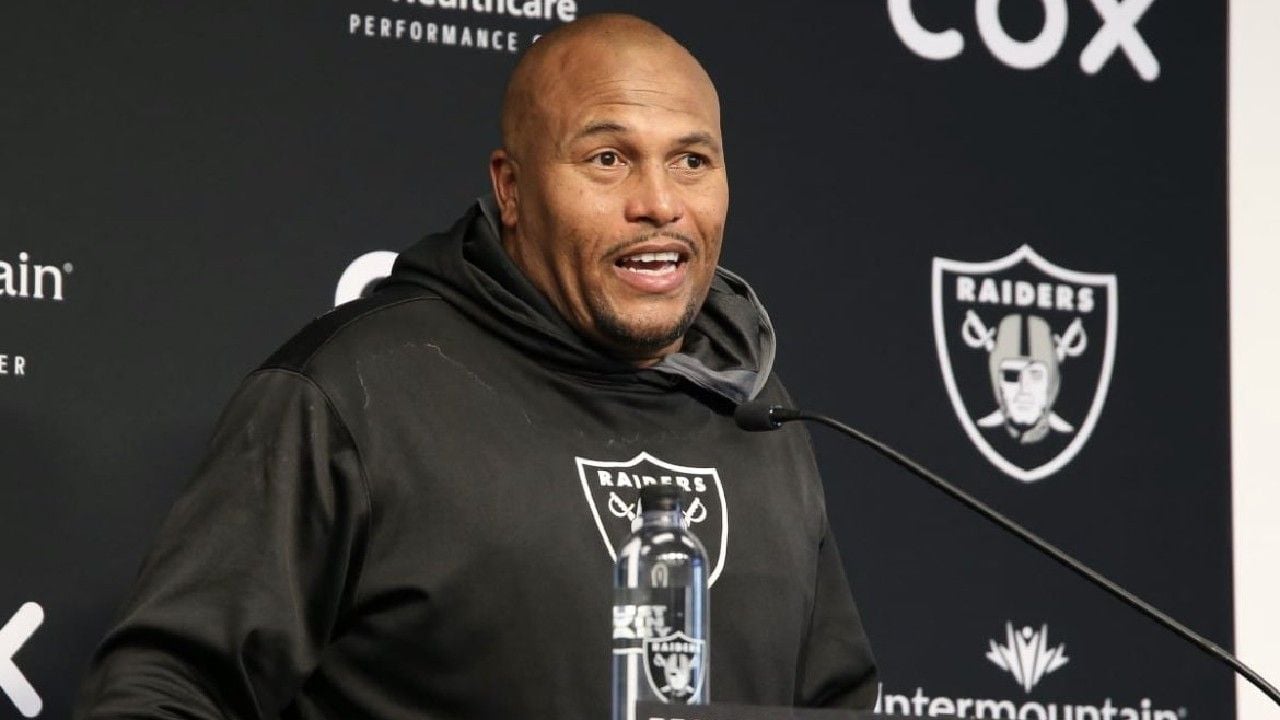 “Sounds way more inappropriate than I’m sure he meant!” – New Raiders HC Antonio Pierce’s ‘feel me’ comments get misinterpreted on social media as fans are left in splits