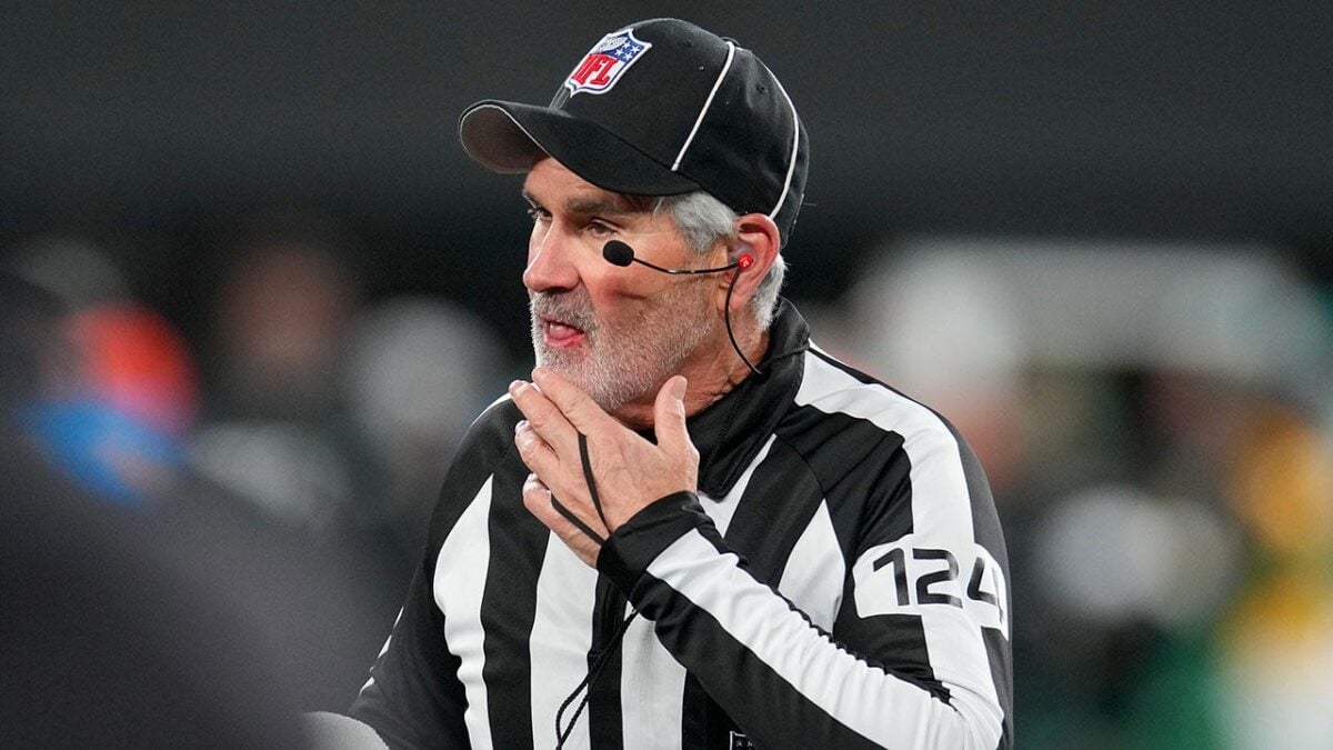 WATCH: Referee spits out blood after trying to stop Jets and Dolphins players from fighting mid-game
Carl Paganelli
