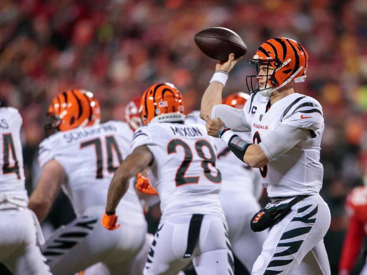 WATCH: Bengals QB Joe Burrow uses his left hand to dap up Lamar Jackson after the Ravens game indicating the seriousness of his injury